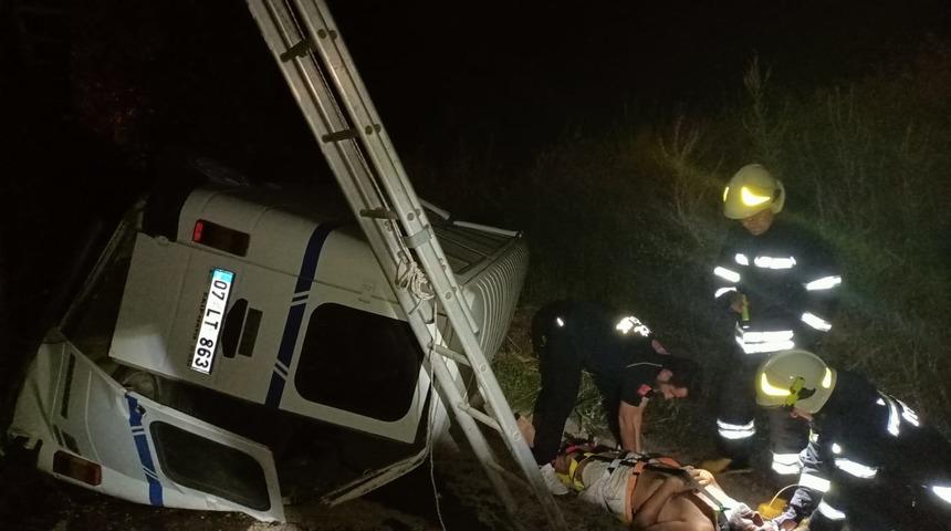 Muğla'da devrilen minibüsün sürücüsü yaralandı