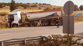 Kütahya'da tır ile otomobilin çarpıştığı kazada 5 kişi yaralandı