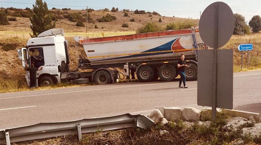 Kütahya'da tır ile otomobilin çarpıştığı kazada 5 kişi yaralandı