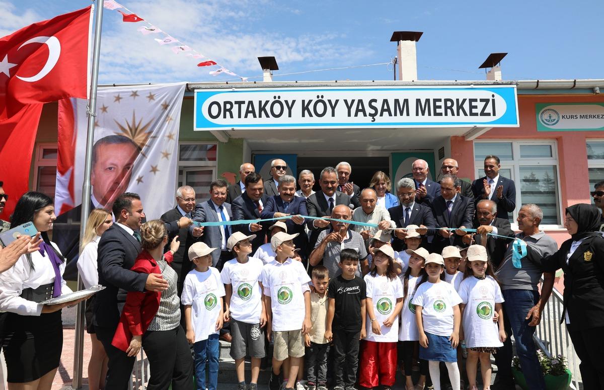 Milli Eğitim Bakanı &Ouml;zer, t&uuml;m ders kitaplarının illere g&ouml;nderildiğini a&ccedil;ıkladı:
