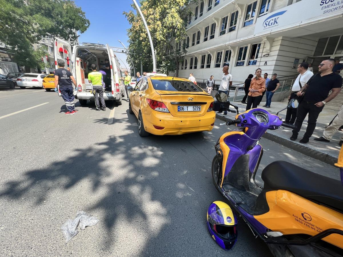 Ankara'da taksiye arkadan &ccedil;arpan motosikletli kurye yaralandı