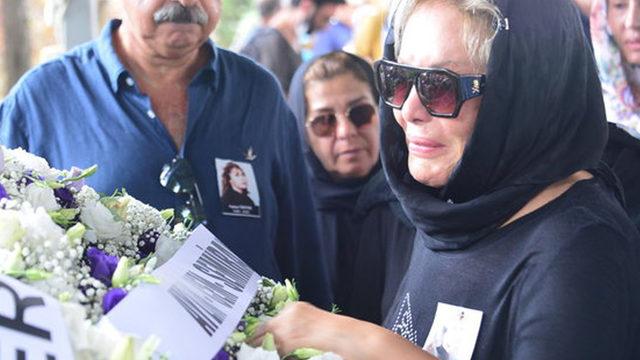 Emel Sayın'ın kardeş acısı... Gözyaşları içinde uğurladı, Müjdat Gezen bir an olsun bırakmadı
