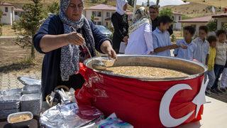 Erzurum'da koruma altındaki çocuklar ziyaretçilerine aşure ikram etti