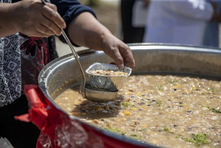 Erzurum'da koruma altındaki çocuklar ziyaretçilerine aşure ikram etti G2