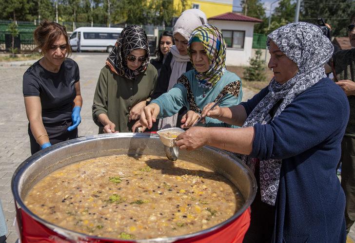 Erzurum'da koruma altındaki çocuklar ziyaretçilerine aşure ikram etti G3
