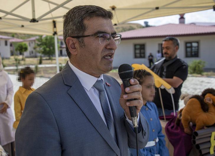 Erzurum'da koruma altındaki çocuklar ziyaretçilerine aşure ikram etti G4