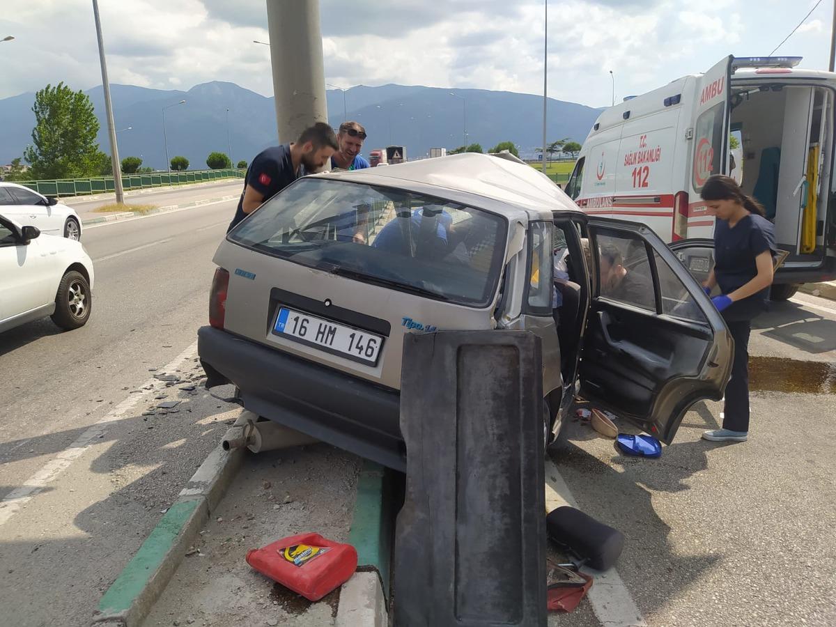 Bursa'da direğe &ccedil;arpan otomobilin s&uuml;r&uuml;c&uuml;s&uuml; ağır yaralandı