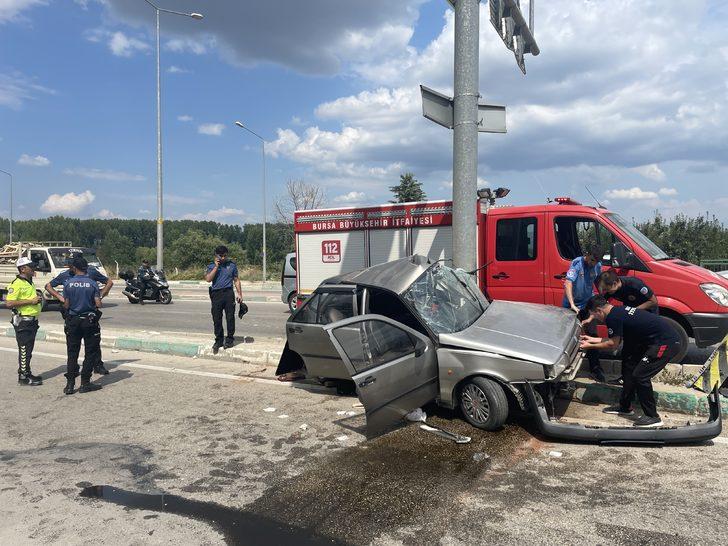 Bursa'da direğe çarpan otomobilin sürücüsü ağır yaralandı G2