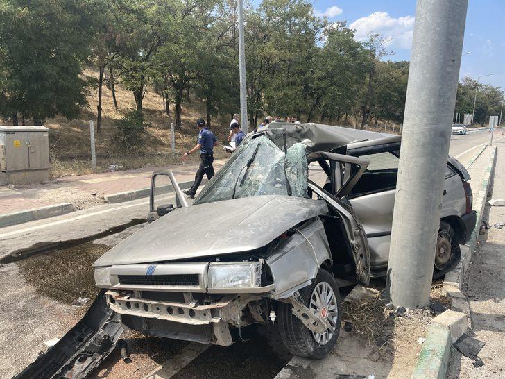 Bursa'da direğe çarpan otomobilin sürücüsü ağır yaralandı G3
