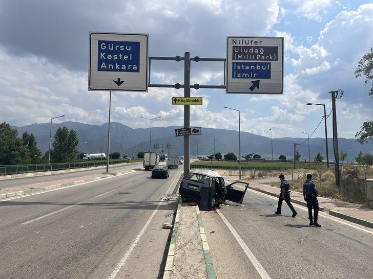 Bursa'da direğe çarpan otomobilin sürücüsü ağır yaralandı G4