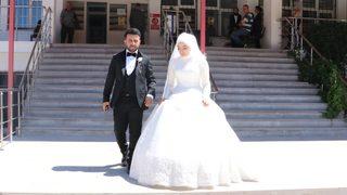 Yozgat'ta öğretmen adayı mülakata gelinliğiyle katıldı