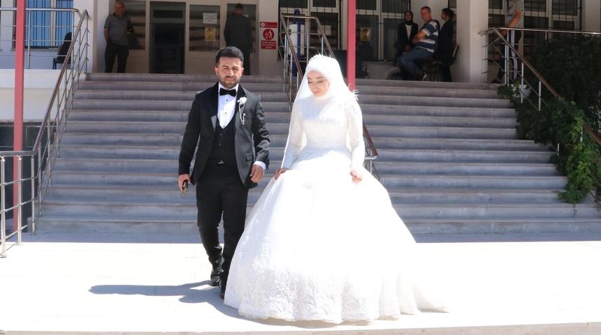 Yozgat'ta öğretmen adayı mülakata gelinliğiyle katıldı