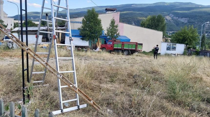 Reklam tabelasını kapatacağı gerekçesiyle yönlendirme levhasının direğini kamyonetiyle yıktı