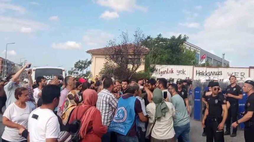 "Patronumuz bizi bir böcek gibi kapıya süpürdü" Fabrika işçilerinin eyleminde gerginlik! 2 işçi fenalaştı