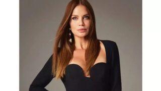 Ebru Şallı göğüs dekolteli ayna pozuyla fiziğini sergiledi! Burası alev aldı