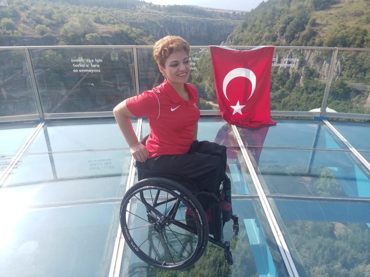 Tekerlekli sandalye dans sporcusu Yeliz G&uuml;ll&uuml;, cam terasta g&ouml;steri yaptı