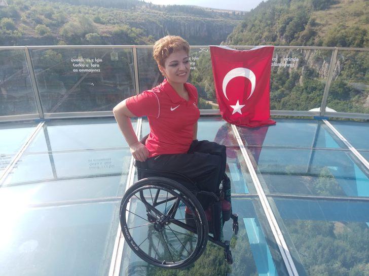 Tekerlekli sandalye dans sporcusu Yeliz Güllü, cam terasta gösteri yaptı G1
