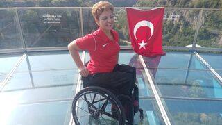 Tekerlekli sandalye dans sporcusu Yeliz Güllü, cam terasta gösteri yaptı