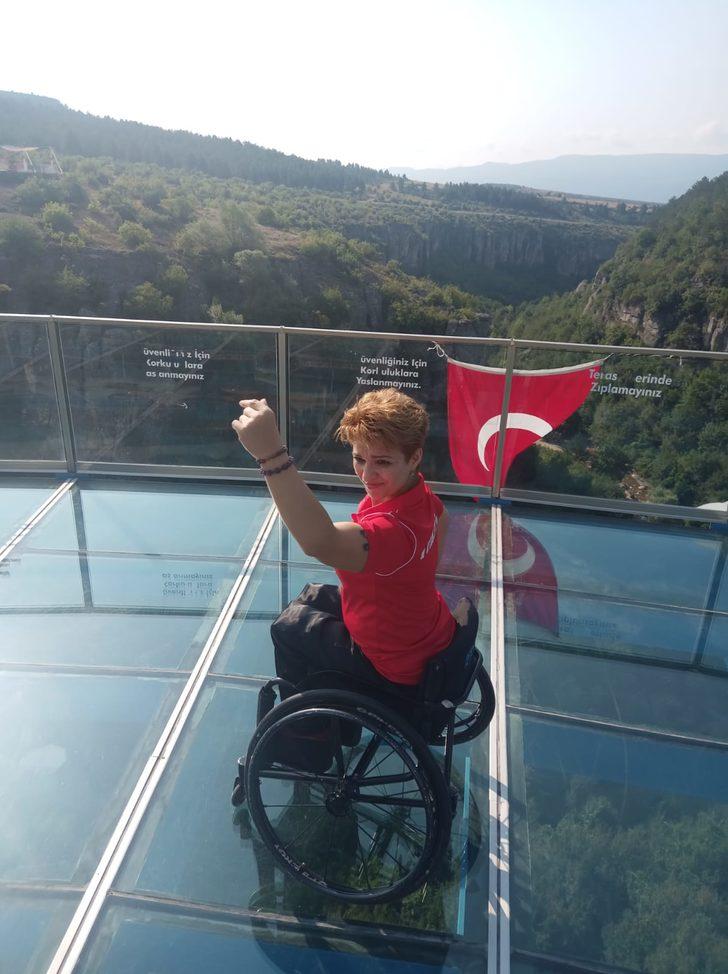 Tekerlekli sandalye dans sporcusu Yeliz Güllü, cam terasta gösteri yaptı G2