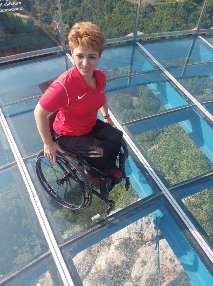Tekerlekli sandalye dans sporcusu Yeliz Güllü, cam terasta gösteri yaptı G3