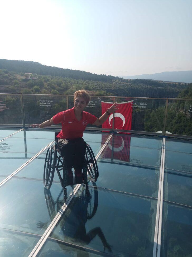 Tekerlekli sandalye dans sporcusu Yeliz Güllü, cam terasta gösteri yaptı G4