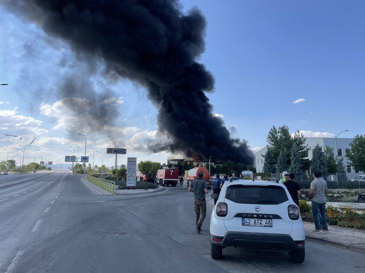 Konya'da boya fabrikasında çıkan yangına müdahale ediliyor G4