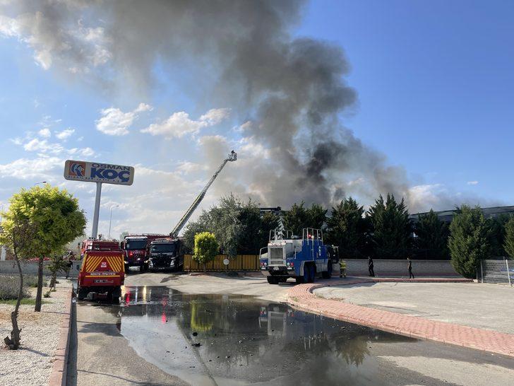 Konya'da boya fabrikasında çıkan yangına müdahale ediliyor G5