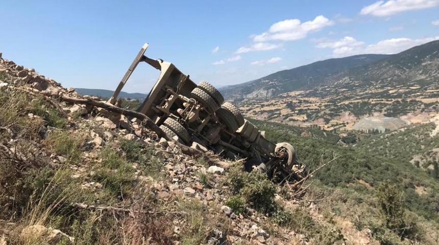 Baraj inşaatında feci olay! Kamyon 80 metrelik uçuruma yuvarlandı