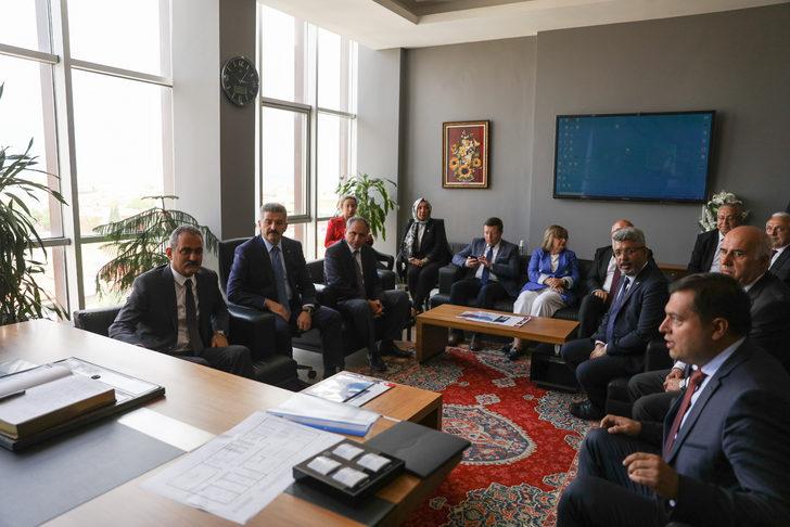 Milli Eğitim Bakanı Özer, Uşak Belediye Başkanı Çakın ile görüştü G4