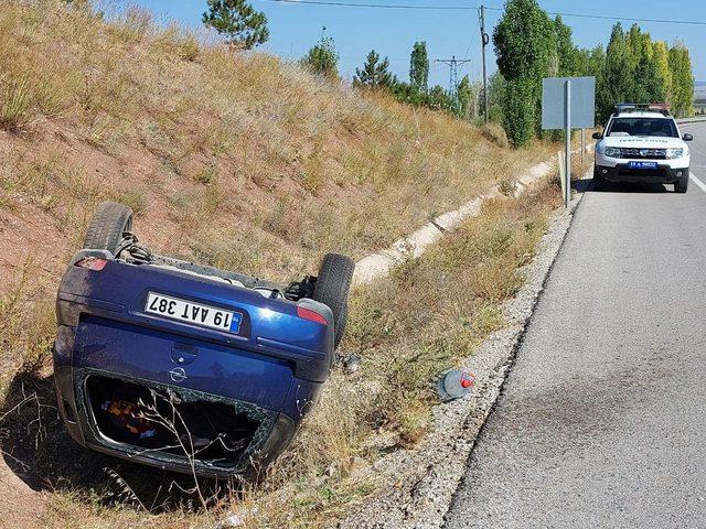 Çorum'da devrilen otomobildeki 3 kişi yaralandı