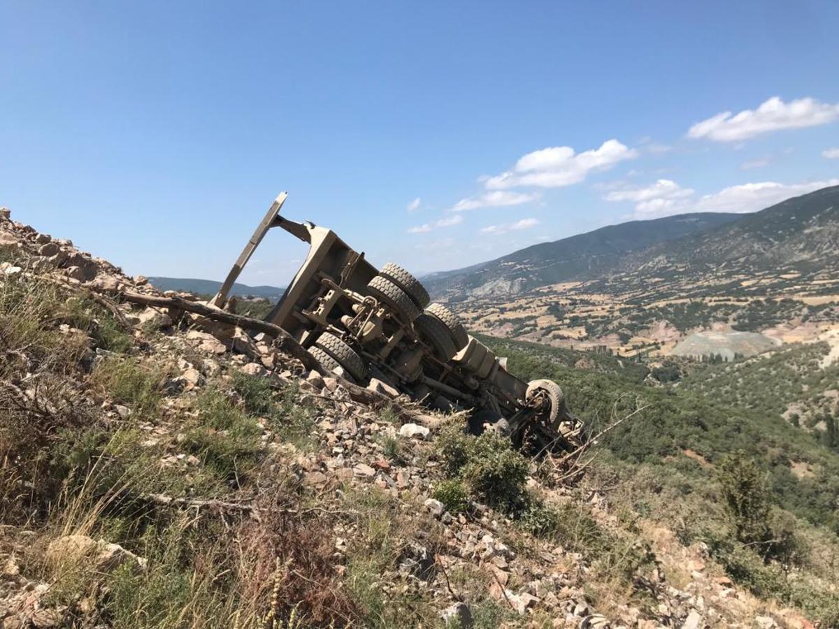 Tokat'ta devrilen taş y&uuml;kl&uuml; kamyonun altında kalan s&uuml;r&uuml;c&uuml; &ouml;ld&uuml;