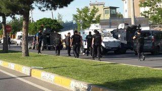Diyarbakır'ın merkez Bağlar ilçesinde teröristlerce polis ekiplerine yönelik bombalı saldırı düzenlendi