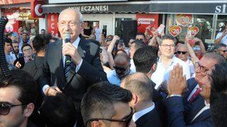 Edirne'de ilginç anlar: Kemal Kılıçdaroğlu, kendini bir anda bankın üstünde buldu! Yaptığı espri ise...