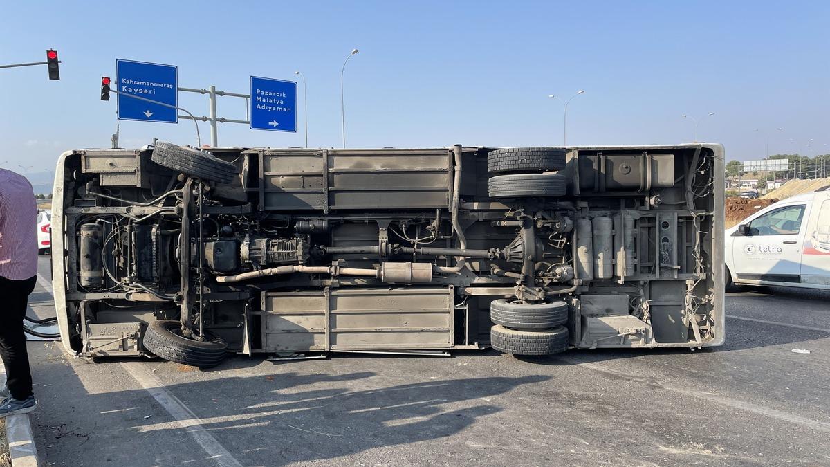 Kahramanmaraş'ta iş&ccedil;i servisi devrildi, 4 kişi yaralandı