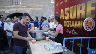 Diyarbakır Valisi Su aşure dağıttı