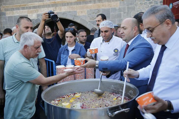 Diyarbakır Valisi Su aşure dağıttı G2