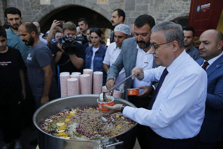 Diyarbakır Valisi Su aşure dağıttı G3