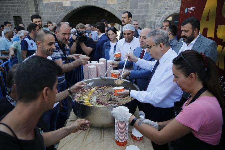 Diyarbakır Valisi Su aşure dağıttı G4