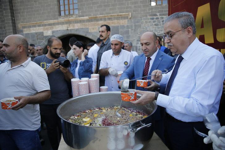 Diyarbakır Valisi Su aşure dağıttı G5