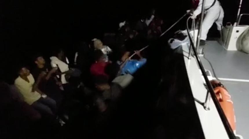İzmir açıklarında geri itilen 37 düzensiz göçmen kurtarıldı