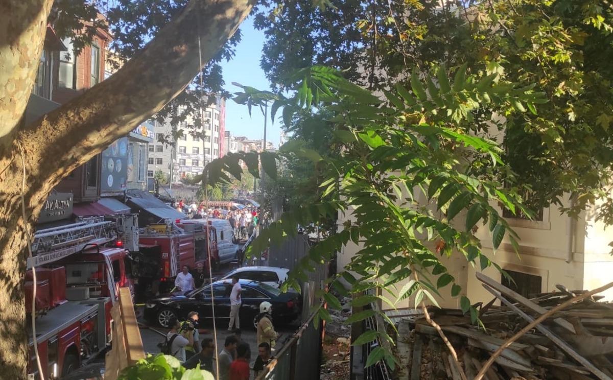 İstanbul'da Camcılar Camisi'nde &ccedil;ıkan yangın s&ouml;nd&uuml;r&uuml;ld&uuml;