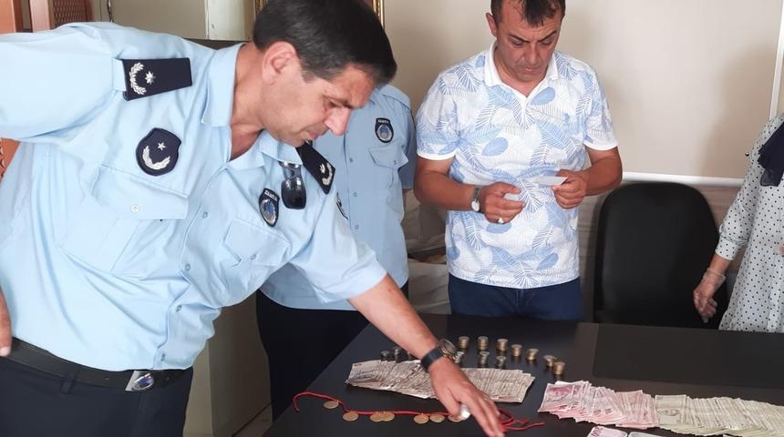 Afyonkarahisar'da dilencinin üzerinden 10 cumhuriyet altını ile 9 bin 165 lira çıktı