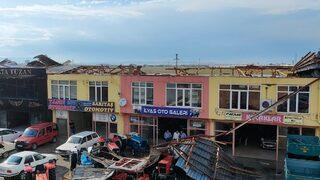 Afyonkarahisar'da kuvvetli rüzgar bazı iş yerlerinin çatısını uçurdu