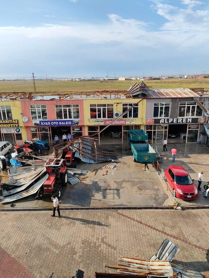 Afyonkarahisar'da kuvvetli rüzgar bazı iş yerlerinin çatısını uçurdu G3