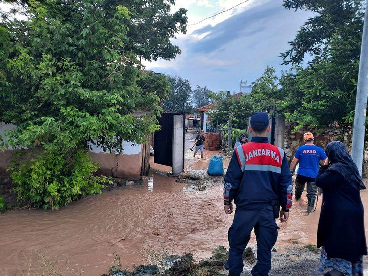 Kütahya'da sağanak bir köyde su baskınına neden oldu G2