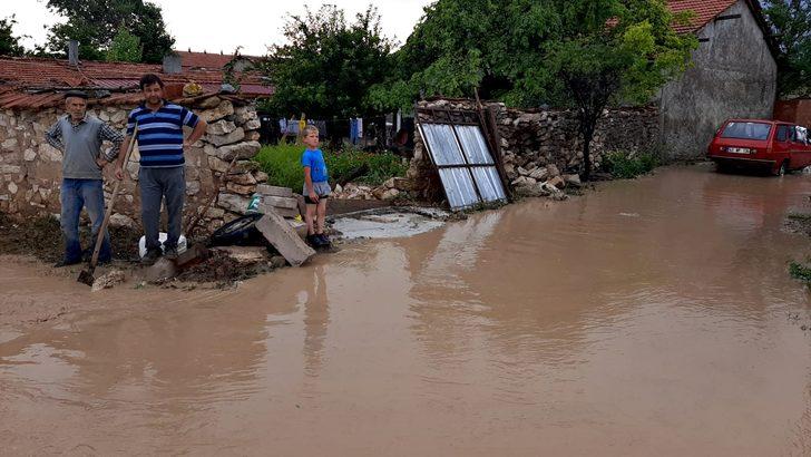 Kütahya'da sağanak bir köyde su baskınına neden oldu G3