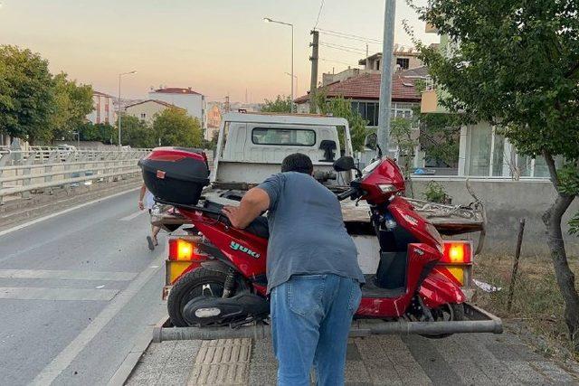 Kocaeli'de hafif ticari araç ile çarpışan elektrikli bisiklet sürücüsü yaralandı