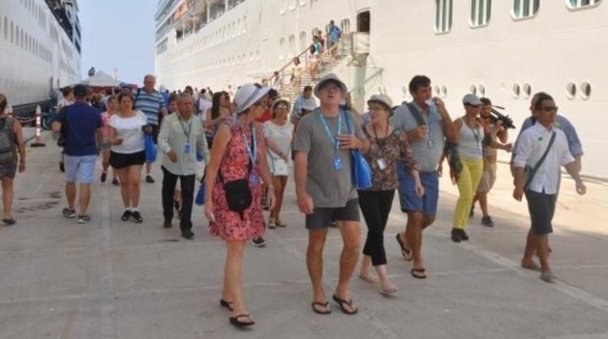 Kuşadası'na 8 saatte 15 bin turist