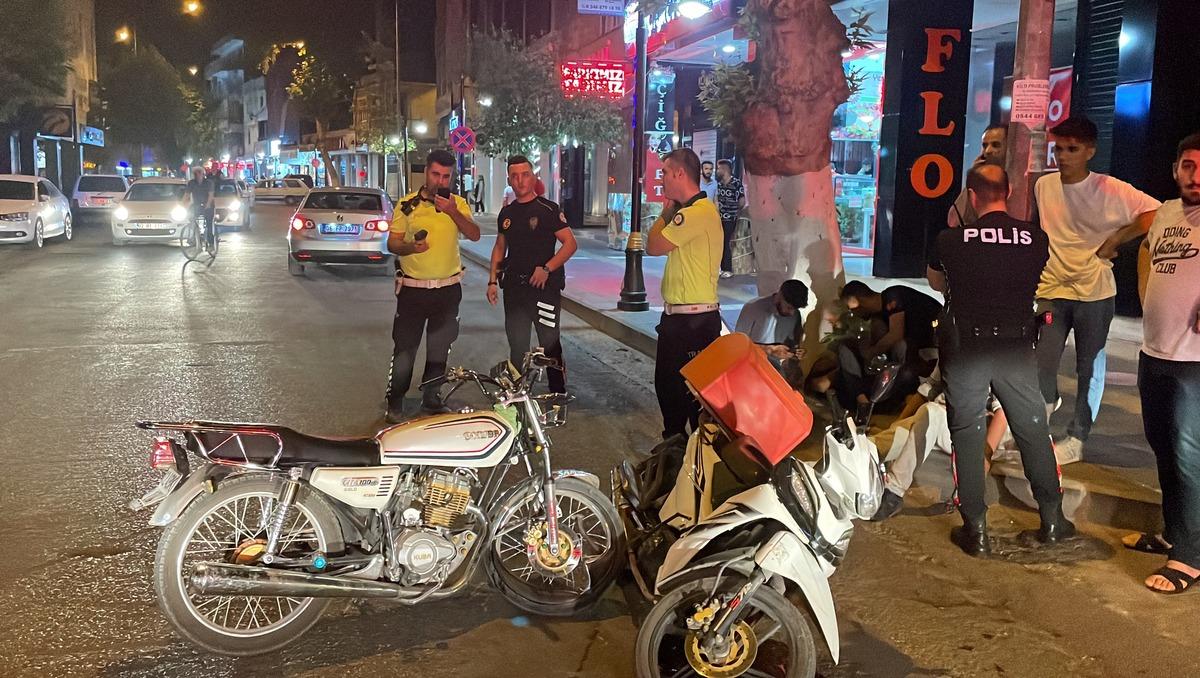 Adıyaman'da &ccedil;arpışan motosikletlerin 2 s&uuml;r&uuml;c&uuml;s&uuml; yaralandı