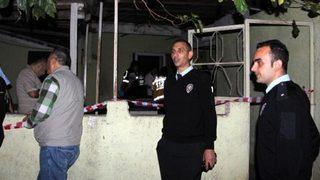 Çardak demirinde intihar etti